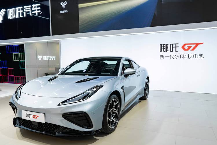 佛山316哪吒汽车在智能汽车领域的表现，领途汽车在新能源汽车市场中的影响力